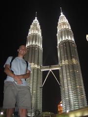 Ich vor den Petronas Twin Towers