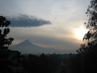 Sonnenaufgagg ueber Borobadur mit dem Vulkan Merapi